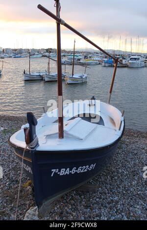 Das traditionelle Fischerboot rutschte am Strand ab Ein mediterraner Hafen Stockfoto