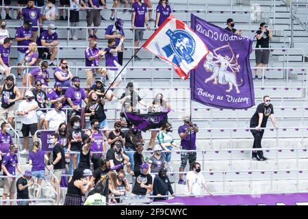 Orlando, Usa. April 2021. Orlando City-Fans werden beim Major League Soccer-Spiel zwischen Orlando City und Atlanta United im Exploria Stadium Flaggen schwenken sehen.Quelle: SPP Sport Press Foto. /Alamy Live News Stockfoto