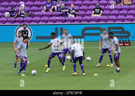 Orlando, Usa. April 2021. Spieler von Orlando City wärmen sich während des Major League Soccer-Spiels zwischen Orlando City und Atlanta United im Exploria Stadium auf.Quelle: SPP Sport Press Foto. /Alamy Live News Stockfoto