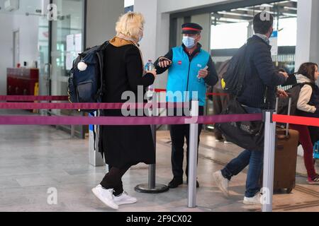 Cannes, Frankreich. April 2021. Die Menschen, die am 16. April 2021 am Bahnhof von Cannes in Cannes, Frankreich, ankommen. (Foto: Lionel Urman/Sipa USA) Quelle: SIPA USA/Alamy Live News Stockfoto