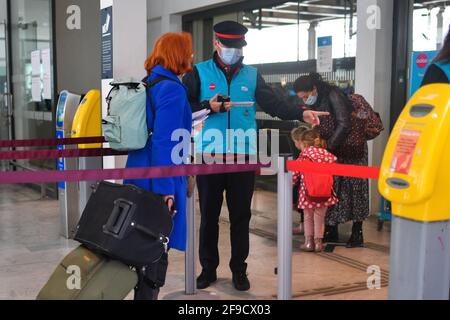 Cannes, Frankreich. April 2021. Die Menschen, die am 16. April 2021 am Bahnhof von Cannes in Cannes, Frankreich, ankommen. (Foto: Lionel Urman/Sipa USA) Quelle: SIPA USA/Alamy Live News Stockfoto