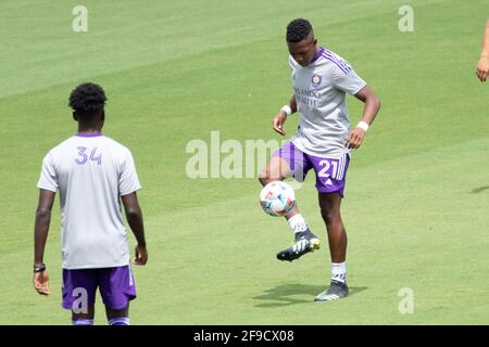 Orlando, Usa. April 2021. Andres Perea (#21 Orlando City) erwärmt sich während des Major League Soccer-Spiels zwischen Orlando City und Atlanta United im Exploria Stadium Credit: SPP Sport Press Foto. /Alamy Live News Stockfoto