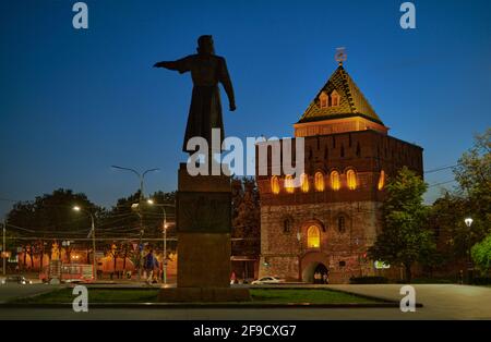 Blick auf den kreml aus Backstein aus dem 16. Jahrhundert, der die Stadtmauern des historischen Zentrums von Nischni Nowgorod bildet und im 20. Jahrhundert renoviert wurde Stockfoto