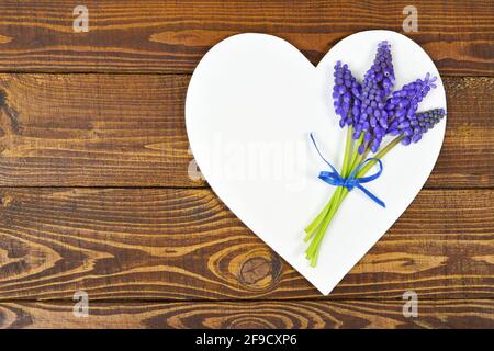 Happy Mothers Day Karte mit Blumen und Herz zum Muttertag Dekoration Stockfoto