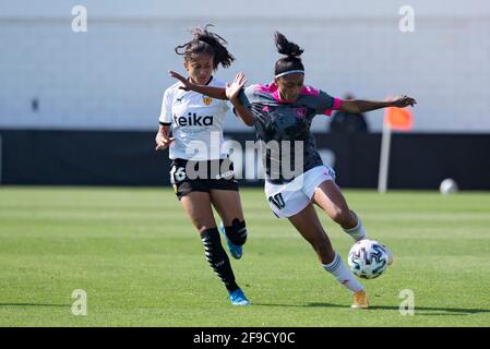 Valencia, Spanien. April 2021. Kerlly Lizeth Real Carranza von der CF Valencia und Kerolin Nicoli Israel Ferraz von der CFF Madrid sind während der Spanischen Frauenliga, der Liga Primera Division Femenina, des Fußballspiels zwischen der CF Valencia und der CFF Madrid im Stadion Antonio Puchades in Aktion zu sehen. (Endergebnis; Valencia CF 2:0 Madrid CFF) Credit: SOPA Images Limited/Alamy Live News Stockfoto