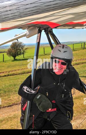 Bo Peep, Alciston, Lewes, East Sussex, Großbritannien. April 2021. Ein herrlicher heller Tag auf den Sussex-Daunen. Wärmer als spät mit einem lebhaften, angenehm kühlenden Wind aus dem Nordosten. Viele Aktivitäten auf den Downs, wie Hängegleiter und Gleitschirmflieger in die Luft fliegen und Läufer auf dem South Downs Way 50 Run vorbeiziehen. Es war eine Freude, die Henkellegende Johnny Carr nach einem weiteren epischen Flug lächelnd zu treffen. Kredit: David Burr/Alamy Live Nachrichten Stockfoto