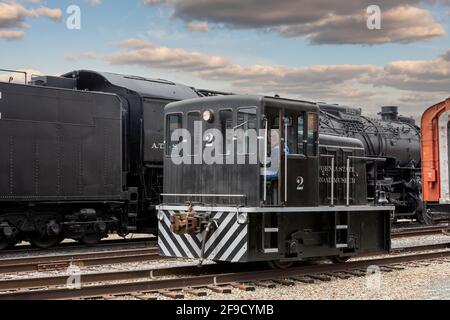 Ein kleiner Diesel-Shunt, der sich entlang der Gleise des alten Sacramento Eisenbahnmuseums bewegt. Stockfoto