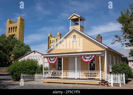 Altes Schulhaus in Sacramento mit der Turmbrücke im Hintergrund. Kulturerbe und lebender Museumsbereich mit interaktiven Ausstellungen. Stockfoto