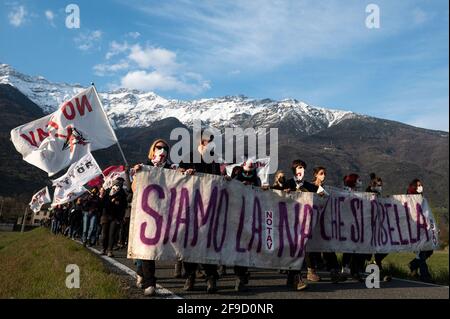 San Didero, Italien. 17. April 2021. Die Demonstranten halten ein Transparent mit der Aufschrift „Wir sind die Natur, die rebelliert“ während einer „No TAV“-Demonstration (No to High-Speed train) gegen die Hochgeschwindigkeitsstrecke Lyon-Turin. Kredit: Nicolò Campo/Alamy Live Nachrichten Stockfoto