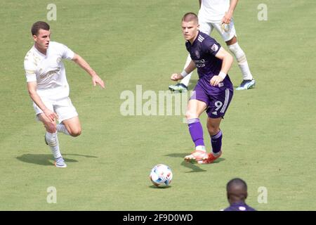 Orlando, Usa. April 2021. Chris Mueller (#9 Orlando City) spielt beim Major League Soccer Spiel zwischen Orlando City und Atlanta United im Exploria Stadium den Ball.Quelle: SPP Sport Press Foto. /Alamy Live News Stockfoto