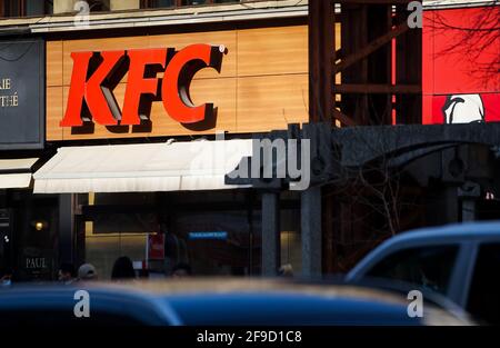 Bukarest, Rumänien - 01. April 2021: Ein Logo eines KFC-Fast-Food-Restaurants ist in Bukarest zu sehen. Stockfoto