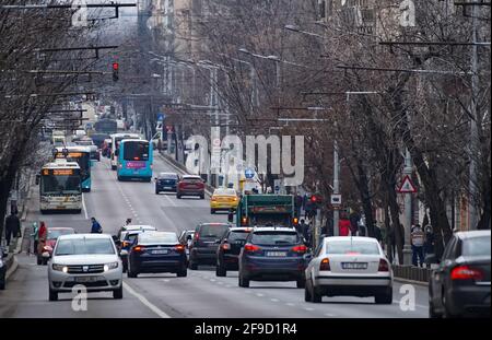 Bukarest, Rumänien - 05. Februar 2021: Bukarest Transport Society Obus und Busse sind im Verkehr auf Regina Elisabeta Boulevard in Bukarest. Stockfoto