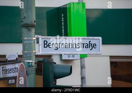 Landschaft der Bergmannstraße Straßenschild in Bergmannkiez in Kreuzberg Berlin Stockfoto