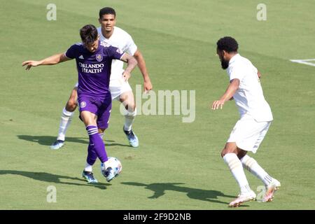 Orlando, Usa. April 2021. Alexandre Pato (#7 Orlando City) macht beim Major League Soccer-Spiel zwischen Orlando City und Atlanta United im Exploria Stadium einen Rückwärtspass Kredit: SPP Sport Pressefoto. /Alamy Live News Stockfoto