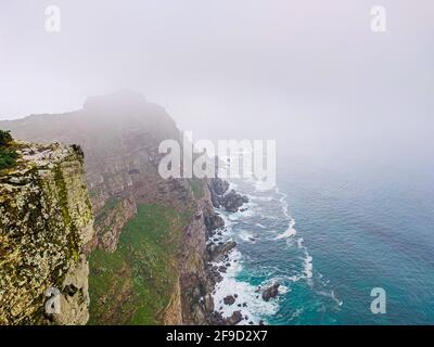 Luftaufnahme des Kap der Guten Hoffnung im Nebel; die Südspitze Afrikas Stockfoto