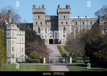 Windsor, Großbritannien. April 2021. Windsor Castle und Cambridge Gate sind am Tag der Beerdigung des Herzogs von Edinburgh abgebildet. Die Beerdigung von Prinz Philip, dem Ehemann von Königin Elizabeth II., findet in der St. George's Chapel in Windsor Castle statt, wobei die Zeremonie gemäß den aktuellen Einschränkungen für Coronaviren auf 30 Trauernde beschränkt ist. Kredit: Mark Kerrison/Alamy Live Nachrichten Stockfoto