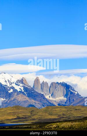 Der zerklüftete Granit Torres del Paine Gipfel und Türme im Torres del Paine Nationalpark, Patagonien, Südchile, Blick über den Sarmiento See Stockfoto