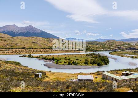 Blick auf Flussbiegung und Landschaft in der Region Laguna Amarga im Nationalpark Torres del Paine, Patagonien, Südchile Stockfoto