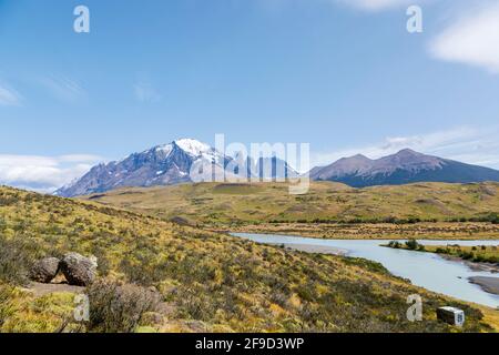 Blick auf Cerro Paine Grande und Cordillera del Paine in der Region Laguna Amarga im Torres del Paine Nationalpark, Patagonien, Südchile Stockfoto