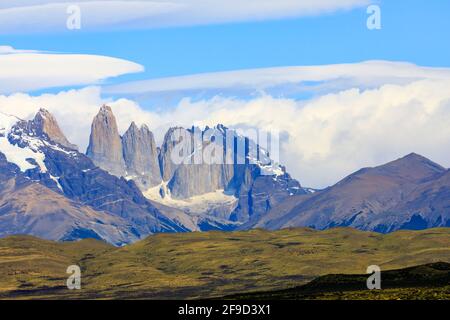 Der zerklüftete Granit Torres del Paine Gipfel und Türme im Torres del Paine Nationalpark, Patagonien, Südchile, Blick über den Sarmiento See Stockfoto