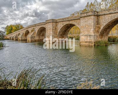 Der mittelalterliche puente Itero über den Fluss Pisuerga auf dem Weg nach Santiago de Compostela, Itero de la Vega, Spanien, 21. Oktober 2009 Stockfoto