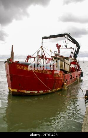 Fischerboot in Leigh on Sea, Essex, Großbritannien. Leigh Creek. Fischfang Fischindustrie im alten Leigh. Altes, rostig funktionierendes Boot namens Solway Prospector. Trawler Stockfoto