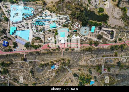 Luftaufnahme der Wasserrutsche und Freizeit-Wasserpark La Sauceda Hermosillo, Mexiko .. Luftlandschaft ... verlassenen Park, vergessen, verkommen, heruntergekommen, Vergnügungspark (© Foto: LuisGutierrez / NortePhoto.com) Vista aerea del area de toboganes y parque acuatico recreativo La Sauceda Hermosillo, Mexiko.. Paisaje aereo...parque abandonado, olvidado, dererioro, deferado, parque de diversiones (© Foto: LuisGutierrez / NortePhoto.com) Stockfoto