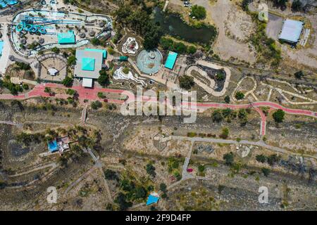 Luftaufnahme der Wasserrutsche und Freizeit-Wasserpark La Sauceda Hermosillo, Mexiko .. Luftlandschaft ... verlassenen Park, vergessen, verkommen, heruntergekommen, Vergnügungspark (© Foto: LuisGutierrez / NortePhoto.com) Vista aerea del area de toboganes y parque acuatico recreativo La Sauceda Hermosillo, Mexiko.. Paisaje aereo...parque abandonado, olvidado, dererioro, deferado, parque de diversiones (© Foto: LuisGutierrez / NortePhoto.com) Stockfoto