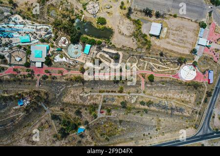 Luftaufnahme der Wasserrutsche und Freizeit-Wasserpark La Sauceda Hermosillo, Mexiko .. Luftlandschaft ... verlassenen Park, vergessen, verkommen, heruntergekommen, Vergnügungspark (© Foto: LuisGutierrez / NortePhoto.com) Vista aerea del area de toboganes y parque acuatico recreativo La Sauceda Hermosillo, Mexiko.. Paisaje aereo...parque abandonado, olvidado, dererioro, deferado, parque de diversiones (© Foto: LuisGutierrez / NortePhoto.com) Stockfoto