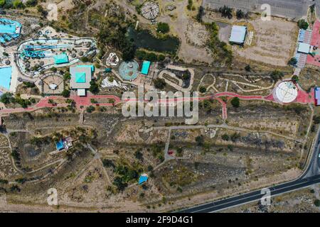 Luftaufnahme der Wasserrutsche und Freizeit-Wasserpark La Sauceda Hermosillo, Mexiko .. Luftlandschaft ... verlassenen Park, vergessen, verkommen, heruntergekommen, Vergnügungspark (© Foto: LuisGutierrez / NortePhoto.com) Vista aerea del area de toboganes y parque acuatico recreativo La Sauceda Hermosillo, Mexiko.. Paisaje aereo...parque abandonado, olvidado, dererioro, deferado, parque de diversiones (© Foto: LuisGutierrez / NortePhoto.com) Stockfoto