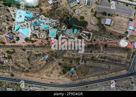 Luftaufnahme der Wasserrutsche und Freizeit-Wasserpark La Sauceda Hermosillo, Mexiko .. Luftlandschaft ... verlassenen Park, vergessen, verkommen, heruntergekommen, Vergnügungspark (© Foto: LuisGutierrez / NortePhoto.com) Vista aerea del area de toboganes y parque acuatico recreativo La Sauceda Hermosillo, Mexiko.. Paisaje aereo...parque abandonado, olvidado, dererioro, deferado, parque de diversiones (© Foto: LuisGutierrez / NortePhoto.com) Stockfoto