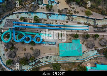 Luftaufnahme der Wasserrutsche und Freizeit-Wasserpark La Sauceda Hermosillo, Mexiko .. Luftlandschaft ... verlassenen Park, vergessen, verkommen, heruntergekommen, Vergnügungspark (© Foto: LuisGutierrez / NortePhoto.com) Vista aerea del area de toboganes y parque acuatico recreativo La Sauceda Hermosillo, Mexiko.. Paisaje aereo...parque abandonado, olvidado, dererioro, deferado, parque de diversiones (© Foto: LuisGutierrez / NortePhoto.com) Stockfoto