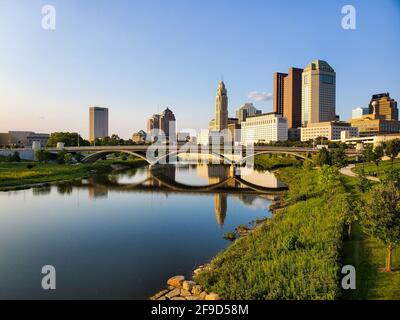 Skyline von Columbus Downtown von der Bicentennial Park Bridge, Ohio, USA Stockfoto