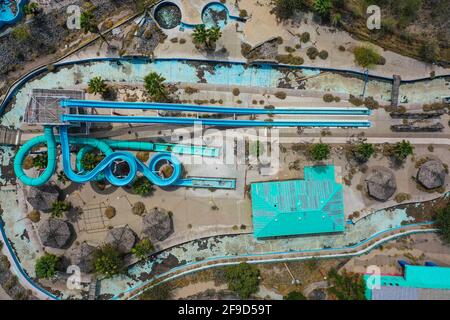 Luftaufnahme der Wasserrutsche und Freizeit-Wasserpark La Sauceda Hermosillo, Mexiko .. Luftlandschaft ... verlassenen Park, vergessen, verkommen, heruntergekommen, Vergnügungspark (© Foto: LuisGutierrez / NortePhoto.com) Vista aerea del area de toboganes y parque acuatico recreativo La Sauceda Hermosillo, Mexiko.. Paisaje aereo...parque abandonado, olvidado, dererioro, deferado, parque de diversiones (© Foto: LuisGutierrez / NortePhoto.com) Stockfoto