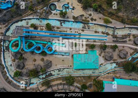 Luftaufnahme der Wasserrutsche und Freizeit-Wasserpark La Sauceda Hermosillo, Mexiko .. Luftlandschaft ... verlassenen Park, vergessen, verkommen, heruntergekommen, Vergnügungspark (© Foto: LuisGutierrez / NortePhoto.com) Vista aerea del area de toboganes y parque acuatico recreativo La Sauceda Hermosillo, Mexiko.. Paisaje aereo...parque abandonado, olvidado, dererioro, deferado, parque de diversiones (© Foto: LuisGutierrez / NortePhoto.com) Stockfoto