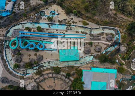 Luftaufnahme der Wasserrutsche und Freizeit-Wasserpark La Sauceda Hermosillo, Mexiko .. Luftlandschaft ... verlassenen Park, vergessen, verkommen, heruntergekommen, Vergnügungspark (© Foto: LuisGutierrez / NortePhoto.com) Vista aerea del area de toboganes y parque acuatico recreativo La Sauceda Hermosillo, Mexiko.. Paisaje aereo...parque abandonado, olvidado, dererioro, deferado, parque de diversiones (© Foto: LuisGutierrez / NortePhoto.com) Stockfoto