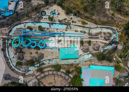 Luftaufnahme der Wasserrutsche und Freizeit-Wasserpark La Sauceda Hermosillo, Mexiko .. Luftlandschaft ... verlassenen Park, vergessen, verkommen, heruntergekommen, Vergnügungspark (© Foto: LuisGutierrez / NortePhoto.com) Vista aerea del area de toboganes y parque acuatico recreativo La Sauceda Hermosillo, Mexiko.. Paisaje aereo...parque abandonado, olvidado, dererioro, deferado, parque de diversiones (© Foto: LuisGutierrez / NortePhoto.com) Stockfoto