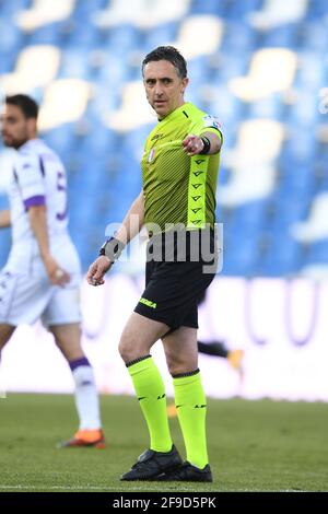 Gianluca Aureliano (Schiedsrichter) während des italienischen "Serie A"-Spiels zwischen Sassuolo 3-1 Fiorentina am 17. April 2021 im Mapei-Stadion in Reggio Emilia, Italien. Quelle: Maurizio Borsari/AFLO/Alamy Live News Stockfoto