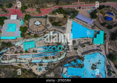 Luftaufnahme der Wasserrutsche und Freizeit-Wasserpark La Sauceda Hermosillo, Mexiko .. Luftlandschaft ... verlassenen Park, vergessen, verkommen, heruntergekommen, Vergnügungspark (© Foto: LuisGutierrez / NortePhoto.com) Vista aerea del area de toboganes y parque acuatico recreativo La Sauceda Hermosillo, Mexiko.. Paisaje aereo...parque abandonado, olvidado, dererioro, deferado, parque de diversiones (© Foto: LuisGutierrez / NortePhoto.com) Stockfoto