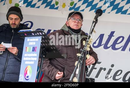 München, Bayern, Deutschland. April 2021. Thomas D. aka Thommaxx, eine gemeinsame Einrichtung bei Corona Demos und bekannt für einen Reichsbuerger-Hintergrund. Nach Wochen stetiger Radikalisierung und Entlarvung in den Netzwerken alliierter Verschwörungstheoretiker, Anti-Vaxxer, Corona-Leugner, Reichsbuerger (souveräne Bürger), New Age und Konspirituality hielten die Basis, Querdenken und Bayern steht Zusammen-Gruppen eine Kundgebung auf der Münchner Theresienwiese ab. Interne Streitigkeiten in den letzten Wochen haben auch dazu geführt, dass einige die Querdenken-Gruppe verlassen haben, die versucht hat, ein vorherrschendes „Querdenken“ zu werden Stockfoto