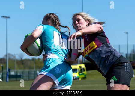 Guildford, Großbritannien. April 2021. Rachael Burford (12 Harlequins Women) tappte Vicky Laflin (11 Worcester Warriors Women) während des Allianz Premier 15-Spiels zwischen Harlequins Women und Worcester Warriors Women im Surrey Sports Park in Guildford, England. Kredit: SPP Sport Pressefoto. /Alamy Live News Stockfoto