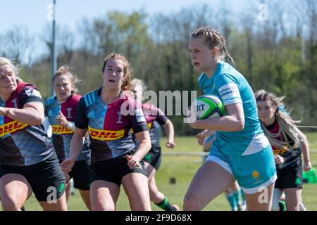 Guildford, Großbritannien. April 2021. Vicky Laflin (11 Worcester Warriors Women) attackiert während des Allianz Premier 15-Spiels zwischen Harlequins Women und Worcester Warriors Women im Surrey Sports Park in Guildford, England. Kredit: SPP Sport Pressefoto. /Alamy Live News Stockfoto