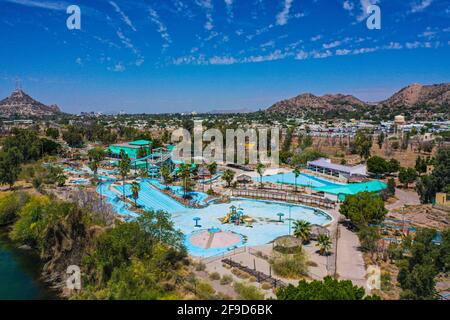 Luftaufnahme der Wasserrutsche und Freizeit-Wasserpark La Sauceda Hermosillo, Mexiko .. Luftlandschaft ... verlassenen Park, vergessen, verkommen, heruntergekommen, Vergnügungspark (© Foto: LuisGutierrez / NortePhoto.com) Vista aerea del area de toboganes y parque acuatico recreativo La Sauceda Hermosillo, Mexiko.. Paisaje aereo...parque abandonado, olvidado, dererioro, deferado, parque de diversiones (© Foto: LuisGutierrez / NortePhoto.com) Stockfoto