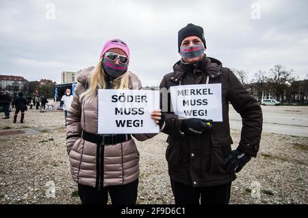 München, Bayern, Deutschland. April 2021. Nach Wochen stetiger Radikalisierung und Entlarvung in den Netzwerken alliierter Verschwörungstheoretiker, Anti-Vaxxer, Corona-Leugner, Reichsbuerger (souveräne Bürger), New Age und Konspirituality hielten die Basis, Querdenken und Bayern steht Zusammen-Gruppen eine Kundgebung auf der Münchner Theresienwiese ab. Interne Streitigkeiten in den letzten Wochen haben auch dazu geführt, dass einige die Querdenken-Gruppe verlassen haben, die versucht hat, in Form von die-Basis zu einer vorherrschenden „Querdenken“- und parteiübergreifenden Kraft zu werden. Die Demonstration war durch wiederholte aggressive Aktionen gekennzeichnet Stockfoto