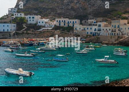 LEVANZO, ITALIEN - 17. Aug 2020: Blick auf die Insel Levanzo, ist die kleinste der drei Ägadischen Inseln im Mittelmeer von Sizilien, Italien Stockfoto