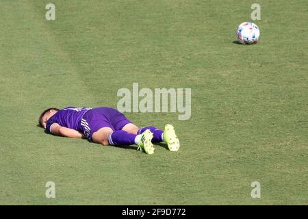 Orlando, Usa. April 2021. Rodrigo Schlegel (#15 Orlando City) liegt auf dem Boden, nachdem er während des Major League Soccer-Spiels zwischen Orlando City und Atlanta United im Exploria Stadium verschmutzt wurde.Quelle: SPP Sport Press Foto. /Alamy Live News Stockfoto