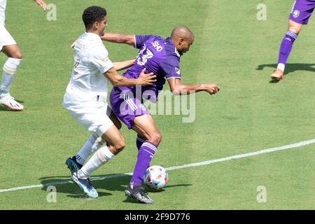 Orlando, Usa. April 2021. Tesho Akindele (#13 Orlando City) kämpft während des Major League Soccer-Spiels zwischen Orlando City und Atlanta United im Exploria Stadium um den Ball zu behalten Quelle: SPP Sport Pressefoto. /Alamy Live News Stockfoto