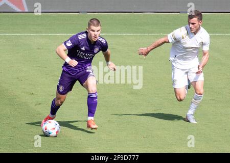 Orlando, Usa. April 2021. Chris Mueller (#9 Orlando City) schaut nach oben, um während des Major League Soccer-Spiels zwischen Orlando City und Atlanta United im Exploria Stadium einen Pass zu machen Quelle: SPP Sport Pressefoto. /Alamy Live News Stockfoto