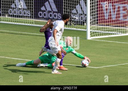 Orlando, Usa. April 2021. Brad Guzan (#1 Atlanta United) spart beim Major League Soccer-Spiel zwischen Orlando City und Atlanta United im Exploria Stadium Credit: SPP Sport Press Foto. /Alamy Live News Stockfoto