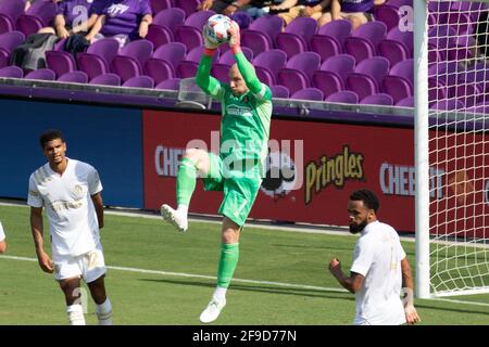 Orlando, Usa. April 2021. Brad Guzan (#1 Atlanta United) springt beim Major League Soccer-Spiel zwischen Orlando City und Atlanta United im Exploria Stadium hoch, um den Ball zu fangen Credit: SPP Sport Press Foto. /Alamy Live News Stockfoto